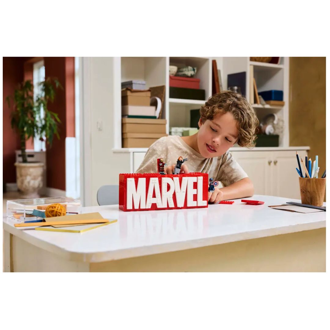 Marvel Logo & Minifigures By Lego