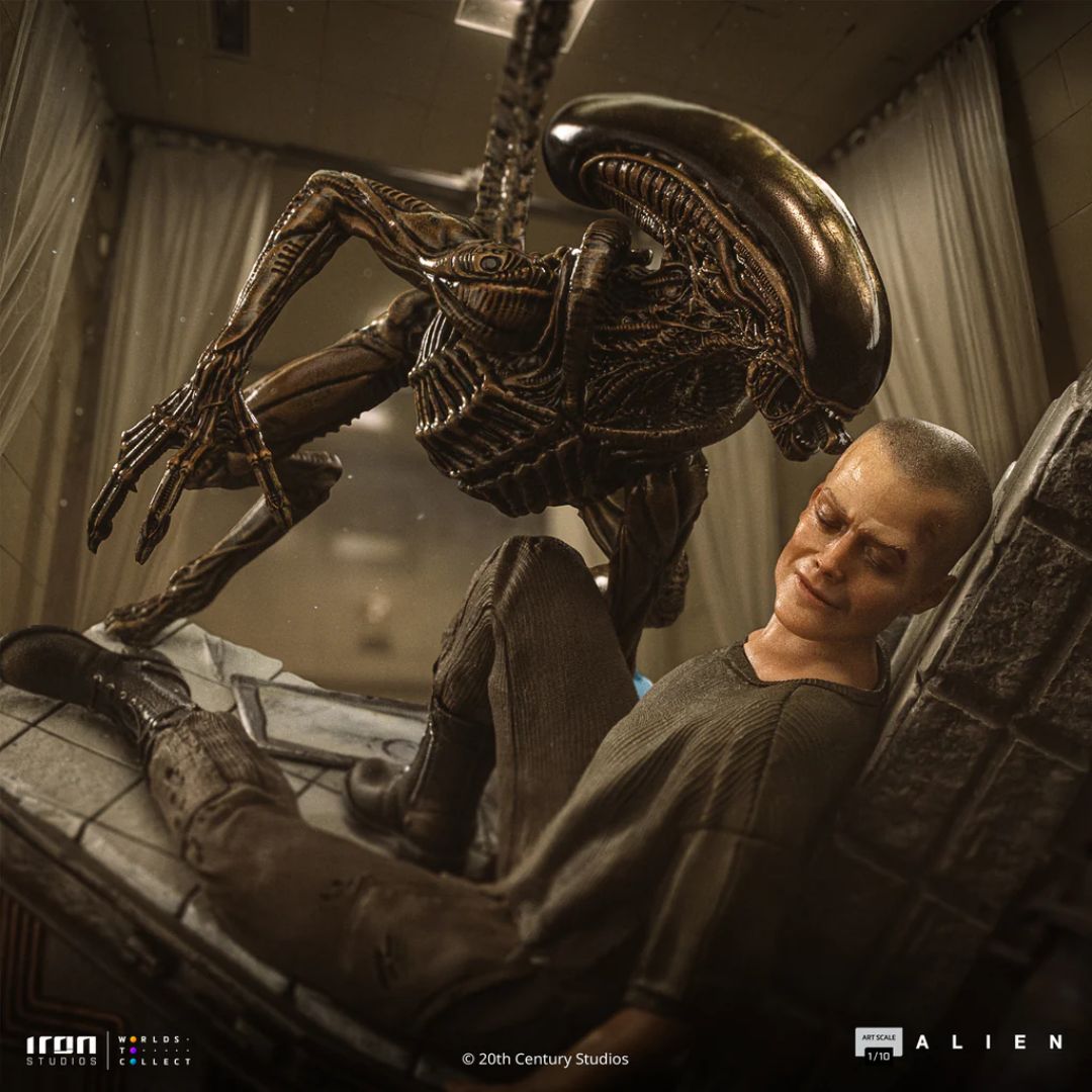 Alien 3  Ellen Ripley And Dog Alien Statue By Iron Studios