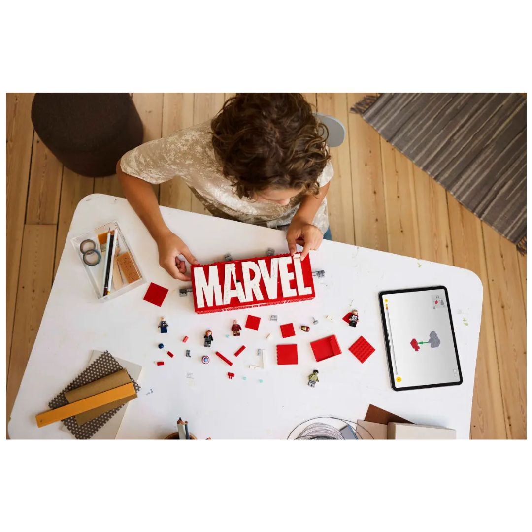 Marvel Logo & Minifigures By Lego