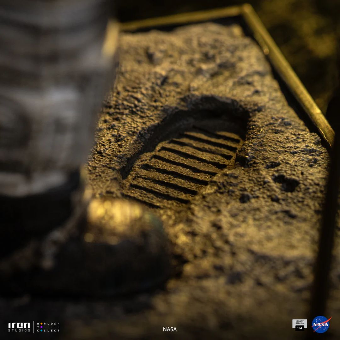Nasa Apollo 11 Astronaut Statue By Iron Studios