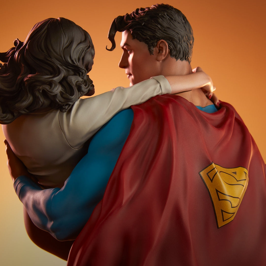 Superman and Lois Lane Diorama Statue by Sideshow Collectibles -Sideshow Collectibles - India - www.superherotoystore.com