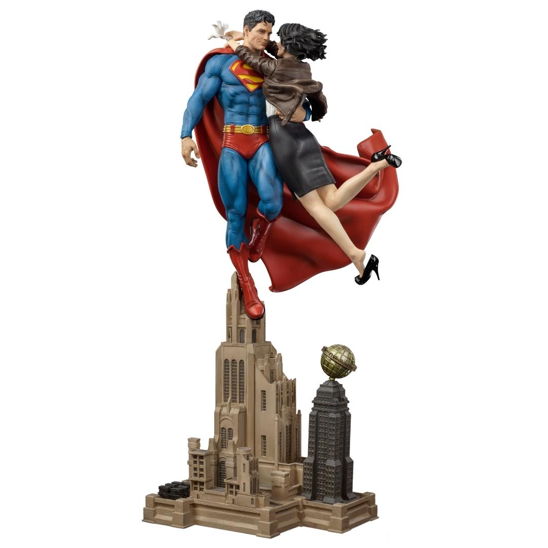 Superman & Lois DC Comics 1/6 Scale Diorama Statue by Iron Studios -Iron Studios - India - www.superherotoystore.com